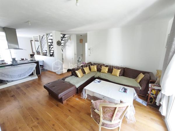 DESCRIPTION

BSK IMMOBILIER Mr COULONGEAT WILLIAM VOUS PROPOSE EN EXCLUSIVITE

Maison comprenant 3 lots: Appartement de 170 m² / Grand Garage  de 55 m² pour mini 5 voitures / 2 Appartements  Type F2 de 40 m² et 35 m² Aménagé avec terrasse séparé. idéal investisseur rendement locatif ou artisan

Située à Sevran, Secteur Pavillonnaire calme et agréable , à quelques minutes des commodités: écoles, commerces, axes autoroutier, Gare 'Sevran  RER B , à seulement 12 minutes a pied .

Maison Année 2013  pleine de charme, édifiée sur une parcelle de terrain de 400 m² comprenant 3 lots: possibilité agrandissement fond du jardin .

- Au niveau principal: un Grand Séjour / Salon LUMINEUX donnant sur terrasse ,  Une cuisine ouverte aménagée et équipée avec sa terrasse aussi, Une salle d'eau , WC indépendant , Deux chambres .
- Les combles récemment aménagé isolation , avec douche et toilette en 2025 environ 30 m²
- Escalier récent 2025 . 

Une Visite s'impose rapidement Rare sur le Secteur
Bon Rapport Locatif .