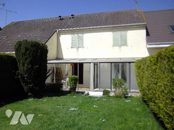 Maison mitoyenne située à MOREUIL (80110), comprenant quatre pièces principales, garage  et jardin.