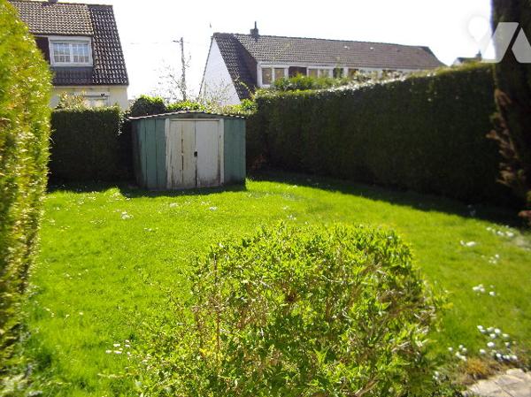 Maison mitoyenne située à MOREUIL (80110), comprenant quatre pièces principales, garage  et jardin.