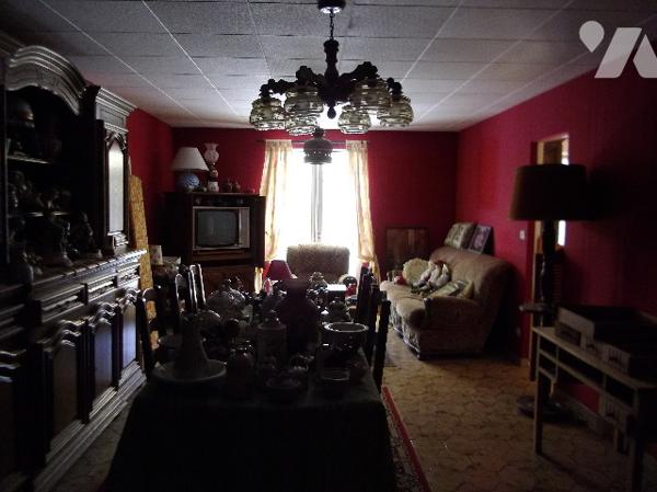 Maison mitoyenne située à MOREUIL (80110), comprenant quatre pièces principales, garage  et jardin.