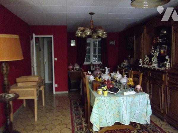 Maison mitoyenne située à MOREUIL (80110), comprenant quatre pièces principales, garage  et jardin.