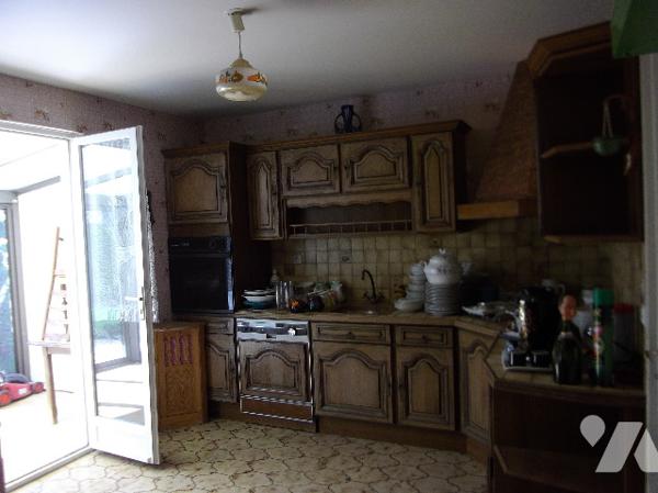 Maison mitoyenne située à MOREUIL (80110), comprenant quatre pièces principales, garage  et jardin.