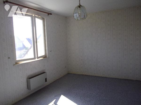 Maison mitoyenne située à MOREUIL (80110), comprenant quatre pièces principales, garage  et jardin.