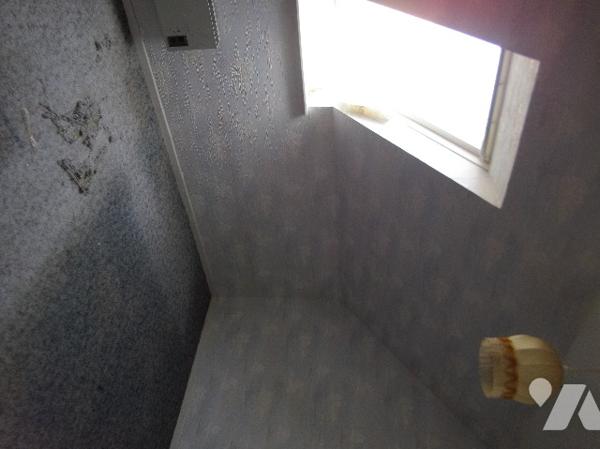 Maison mitoyenne située à MOREUIL (80110), comprenant quatre pièces principales, garage  et jardin.