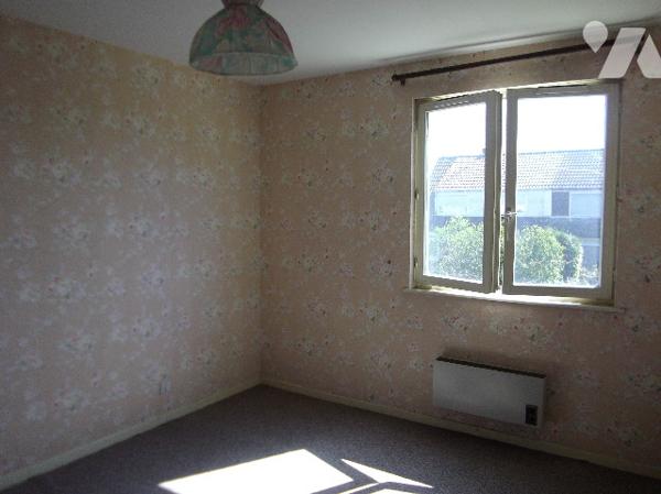 Maison mitoyenne située à MOREUIL (80110), comprenant quatre pièces principales, garage  et jardin.