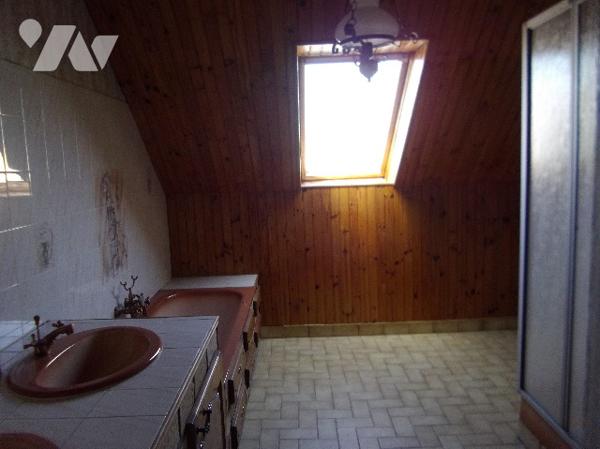 Maison mitoyenne située à MOREUIL (80110), comprenant quatre pièces principales, garage  et jardin.