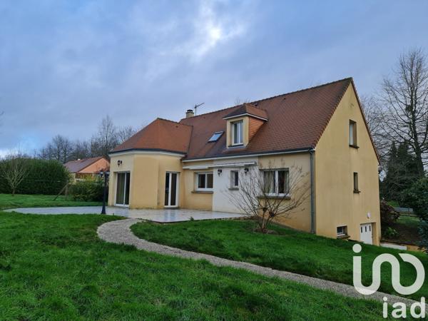 Maison traditionnelle 5 pièces de 150 m² à La Bazoge (72650)