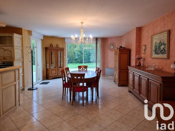 Maison traditionnelle 5 pièces de 150 m² à La Bazoge (72650)