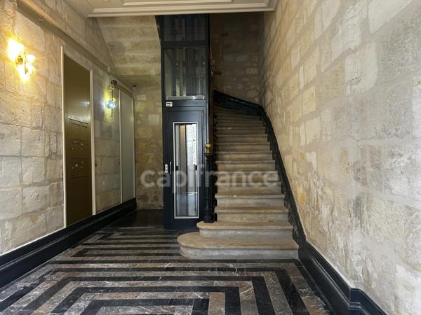 Appartement à vendre 3/ 4 avec balcon immeuble pierre BORDEAUX (33)