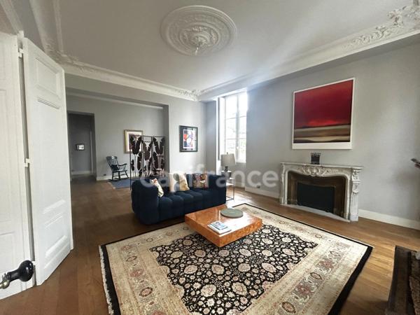 Appartement à vendre 3/ 4 avec balcon immeuble pierre BORDEAUX (33)