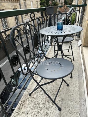 Appartement à vendre 3/ 4 avec balcon immeuble pierre BORDEAUX (33)