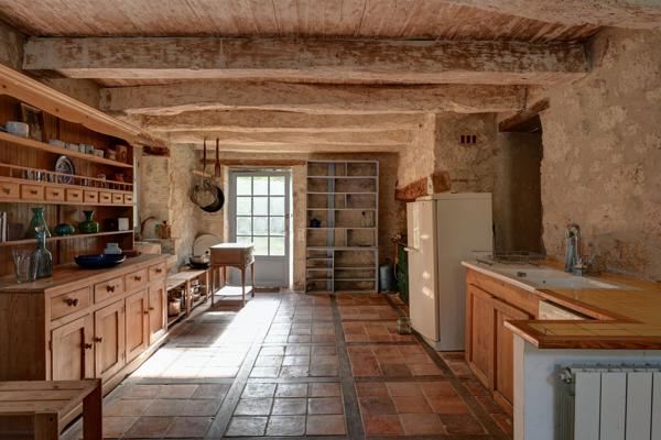 Magnifique domaine en pierre du XVIIIe siècle avec maison, dépendances, grange et pigeonnier près de Puymirol