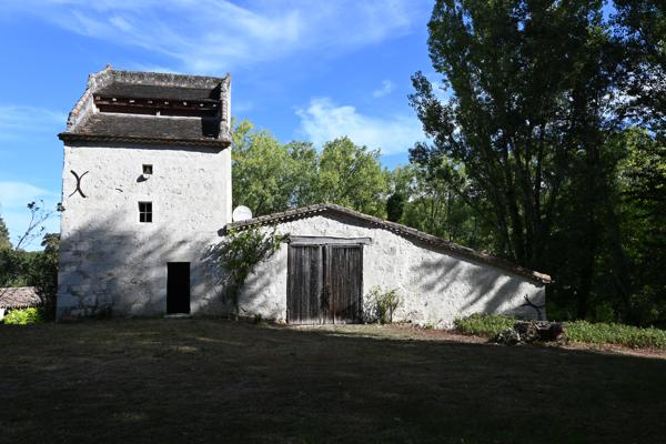 Magnifique domaine en pierre du XVIIIe siècle avec maison, dépendances, grange et pigeonnier près de Puymirol