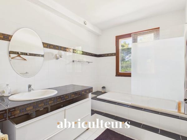 Propriété de 308 m² sur 1 hectare — 8 pièces — Lambesc (13410)