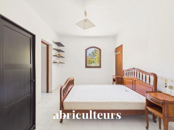 Propriété de 308 m² sur 1 hectare — 8 pièces — Lambesc (13410)