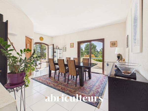 Propriété de 308 m² sur 1 hectare — 8 pièces — Lambesc (13410)