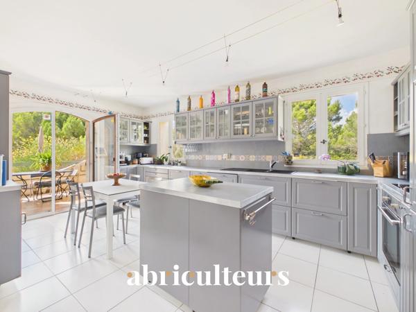 Propriété de 308 m² sur 1 hectare — 8 pièces — Lambesc (13410)