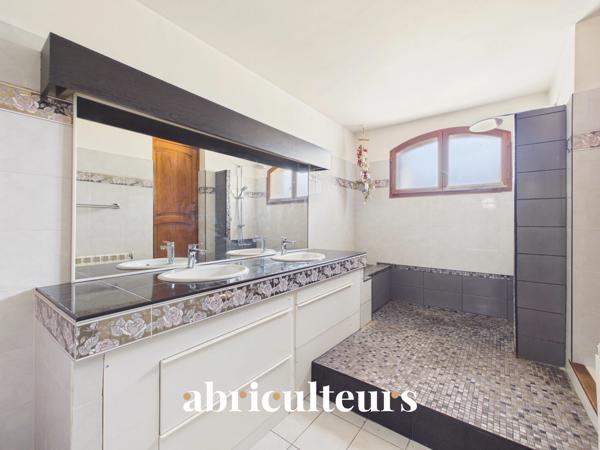 Propriété de 308 m² sur 1 hectare — 8 pièces — Lambesc (13410)