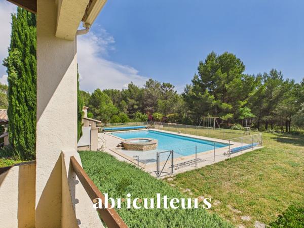 Propriété de 308 m² sur 1 hectare — 8 pièces — Lambesc (13410)