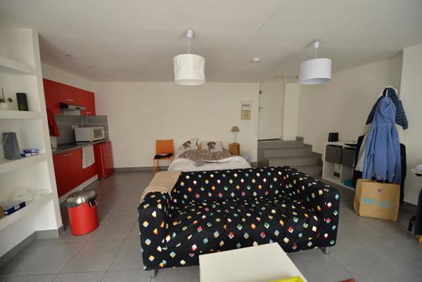 A vendre Angers hyper centre à deux pas du tramway et de la place Molière, appartement studio avec cuisine ouverte aménagée, chauffage individuel, locataire en place.Copropriété en cours de division.