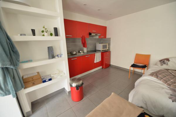A vendre Angers hyper centre à deux pas du tramway et de la place Molière, appartement studio avec cuisine ouverte aménagée, chauffage individuel, locataire en place.Copropriété en cours de division.