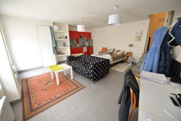 A vendre Angers hyper centre à deux pas du tramway et de la place Molière, appartement studio avec cuisine ouverte aménagée, chauffage individuel, locataire en place.Copropriété en cours de division.