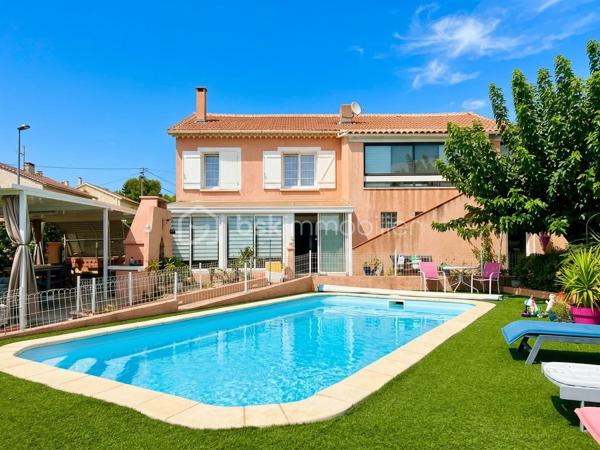 Une maison aux multiples possibilités, idéale pour une grande famille, un projet intergénérationnel ou un investissement locatif !
Découvrez cette maison individuelle d’environ 200 m² habitables, implantée sur un terrain de 760 m², au sein d’un lotissement sans charges composé d’une quarantaine de lots.
Son véritable atout : sa configuration modulable, qui permet d’imaginer plusieurs projets.

UNE GRANDE MAISON FAMILIALE
La maison peut parfaitement être pensée comme une habitation familiale, avec un espace de vie au rez-de-chaussée et un autre à l’étage.
L’ensemble de la maison est climatisé, pour un confort appréciable en toute saison.
Au rez-de-chaussée, vous découvrirez une véranda fermée et climatisée, donnant directement sur le jardin et offrant une agréable vue sur la piscine.
À l’intérieur, un vaste salon-séjour / salle à manger avec cheminée communique avec une grande cuisine ouverte en L, spacieuse, lumineuse et fonctionnelle.
Ce niveau dispose également d’une chambre avec dressing, d’une salle d’eau avec douche et WC ainsi que d’un WC indépendant.

À l’étage, trois grandes chambres sont actuellement aménagées, dont une belle pièce d’environ 30 m², pouvant être utilisée comme chambre, salle de jeux, salon ou espace de vie supplémentaire.
Vous trouverez également une salle de bains lumineuse avec baignoire, un WC séparé, un coin bureau, une pièce de rangement d’environ 4 m², de nombreux placards ainsi qu’une véranda fermée à l’étage.
Dans cette configuration, la maison peut offrir jusqu’à 4 chambres, avec deux espaces de vie distincts : un au rez-de-chaussée et un à l’étage.

OU DEUX APPARTEMENTS INDÉPENDANTS
La configuration de la maison permet également d’envisager deux logements séparés, pour un projet familial, intergénérationnel ou locatif.
Au rez-de-chaussée : un logement comprenant un salon, une cuisine, une chambre avec dressing, une salle d’eau et deux WC.
À l’étage : un second espace comprenant un salon, la possibilité de créer une cuisine, deux chambres, une salle de bains et un WC.

Une maison, deux possibilités : une grande habitation familiale ou deux logements indépendants.

UN EXTÉRIEUR PENSÉ POUR PROFITER
Le terrain de 760 m² accueille une grande piscine 4 x 8 m au chlore, ainsi qu’une véritable pièce de vie extérieure : une grande véranda ouverte côté terrasse, idéale pour les repas et moments de convivialité, avec son barbecue maçonné.

La propriété dispose également de trois grands abris de jardin cadastrés, d’un puits et d’un garage fermé.

LES +
Environ 200 m² habitables
Terrain de 760 m²
Lotissement sans charges, environ 40 lots
Maison entièrement climatisée
Près de 40 m² de vérandas intérieures
2 vérandas fermées à l'intérieur + 1 grande véranda ouverte à l'extérieur
Piscine 4 x 8 m
Jusqu’à 4 chambres en configuration familiale
Deux espaces de vie possibles
Possibilité d’envisager 2 logements indépendants
Pièce de 30 m² à l’étage
Grande terrasse avec barbecue maçonné
3 grands abris de jardin cadastrés
Puits
Garage fermé
Une maison rare par sa modularité, qui peut s’adapter à de nombreux projets : grande maison familiale, habitation intergénérationnelle ou deux logements indépendants.

À découvrir sans tarder !