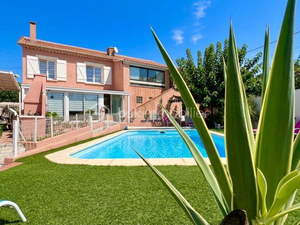 Une maison aux multiples possibilités, idéale pour une grande famille, un projet intergénérationnel ou un investissement locatif !
Découvrez cette maison individuelle d’environ 200 m² habitables, implantée sur un terrain de 760 m², au sein d’un lotissement sans charges composé d’une quarantaine de lots.
Son véritable atout : sa configuration modulable, qui permet d’imaginer plusieurs projets.

UNE GRANDE MAISON FAMILIALE
La maison peut parfaitement être pensée comme une habitation familiale, avec un espace de vie au rez-de-chaussée et un autre à l’étage.
L’ensemble de la maison est climatisé, pour un confort appréciable en toute saison.
Au rez-de-chaussée, vous découvrirez une véranda fermée et climatisée, donnant directement sur le jardin et offrant une agréable vue sur la piscine.
À l’intérieur, un vaste salon-séjour / salle à manger avec cheminée communique avec une grande cuisine ouverte en L, spacieuse, lumineuse et fonctionnelle.
Ce niveau dispose également d’une chambre avec dressing, d’une salle d’eau avec douche et WC ainsi que d’un WC indépendant.

À l’étage, trois grandes chambres sont actuellement aménagées, dont une belle pièce d’environ 30 m², pouvant être utilisée comme chambre, salle de jeux, salon ou espace de vie supplémentaire.
Vous trouverez également une salle de bains lumineuse avec baignoire, un WC séparé, un coin bureau, une pièce de rangement d’environ 4 m², de nombreux placards ainsi qu’une véranda fermée à l’étage.
Dans cette configuration, la maison peut offrir jusqu’à 4 chambres, avec deux espaces de vie distincts : un au rez-de-chaussée et un à l’étage.

OU DEUX APPARTEMENTS INDÉPENDANTS
La configuration de la maison permet également d’envisager deux logements séparés, pour un projet familial, intergénérationnel ou locatif.
Au rez-de-chaussée : un logement comprenant un salon, une cuisine, une chambre avec dressing, une salle d’eau et deux WC.
À l’étage : un second espace comprenant un salon, la possibilité de créer une cuisine, deux chambres, une salle de bains et un WC.

Une maison, deux possibilités : une grande habitation familiale ou deux logements indépendants.

UN EXTÉRIEUR PENSÉ POUR PROFITER
Le terrain de 760 m² accueille une grande piscine 4 x 8 m au chlore, ainsi qu’une véritable pièce de vie extérieure : une grande véranda ouverte côté terrasse, idéale pour les repas et moments de convivialité, avec son barbecue maçonné.

La propriété dispose également de trois grands abris de jardin cadastrés, d’un puits et d’un garage fermé.

LES +
Environ 200 m² habitables
Terrain de 760 m²
Lotissement sans charges, environ 40 lots
Maison entièrement climatisée
Près de 40 m² de vérandas intérieures
2 vérandas fermées à l'intérieur + 1 grande véranda ouverte à l'extérieur
Piscine 4 x 8 m
Jusqu’à 4 chambres en configuration familiale
Deux espaces de vie possibles
Possibilité d’envisager 2 logements indépendants
Pièce de 30 m² à l’étage
Grande terrasse avec barbecue maçonné
3 grands abris de jardin cadastrés
Puits
Garage fermé
Une maison rare par sa modularité, qui peut s’adapter à de nombreux projets : grande maison familiale, habitation intergénérationnelle ou deux logements indépendants.

À découvrir sans tarder !