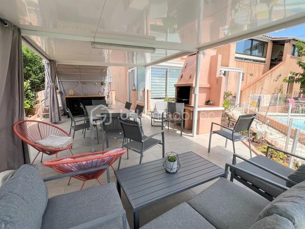 Une maison aux multiples possibilités, idéale pour une grande famille, un projet intergénérationnel ou un investissement locatif !
Découvrez cette maison individuelle d’environ 200 m² habitables, implantée sur un terrain de 760 m², au sein d’un lotissement sans charges composé d’une quarantaine de lots.
Son véritable atout : sa configuration modulable, qui permet d’imaginer plusieurs projets.

UNE GRANDE MAISON FAMILIALE
La maison peut parfaitement être pensée comme une habitation familiale, avec un espace de vie au rez-de-chaussée et un autre à l’étage.
L’ensemble de la maison est climatisé, pour un confort appréciable en toute saison.
Au rez-de-chaussée, vous découvrirez une véranda fermée et climatisée, donnant directement sur le jardin et offrant une agréable vue sur la piscine.
À l’intérieur, un vaste salon-séjour / salle à manger avec cheminée communique avec une grande cuisine ouverte en L, spacieuse, lumineuse et fonctionnelle.
Ce niveau dispose également d’une chambre avec dressing, d’une salle d’eau avec douche et WC ainsi que d’un WC indépendant.

À l’étage, trois grandes chambres sont actuellement aménagées, dont une belle pièce d’environ 30 m², pouvant être utilisée comme chambre, salle de jeux, salon ou espace de vie supplémentaire.
Vous trouverez également une salle de bains lumineuse avec baignoire, un WC séparé, un coin bureau, une pièce de rangement d’environ 4 m², de nombreux placards ainsi qu’une véranda fermée à l’étage.
Dans cette configuration, la maison peut offrir jusqu’à 4 chambres, avec deux espaces de vie distincts : un au rez-de-chaussée et un à l’étage.

OU DEUX APPARTEMENTS INDÉPENDANTS
La configuration de la maison permet également d’envisager deux logements séparés, pour un projet familial, intergénérationnel ou locatif.
Au rez-de-chaussée : un logement comprenant un salon, une cuisine, une chambre avec dressing, une salle d’eau et deux WC.
À l’étage : un second espace comprenant un salon, la possibilité de créer une cuisine, deux chambres, une salle de bains et un WC.

Une maison, deux possibilités : une grande habitation familiale ou deux logements indépendants.

UN EXTÉRIEUR PENSÉ POUR PROFITER
Le terrain de 760 m² accueille une grande piscine 4 x 8 m au chlore, ainsi qu’une véritable pièce de vie extérieure : une grande véranda ouverte côté terrasse, idéale pour les repas et moments de convivialité, avec son barbecue maçonné.

La propriété dispose également de trois grands abris de jardin cadastrés, d’un puits et d’un garage fermé.

LES +
Environ 200 m² habitables
Terrain de 760 m²
Lotissement sans charges, environ 40 lots
Maison entièrement climatisée
Près de 40 m² de vérandas intérieures
2 vérandas fermées à l'intérieur + 1 grande véranda ouverte à l'extérieur
Piscine 4 x 8 m
Jusqu’à 4 chambres en configuration familiale
Deux espaces de vie possibles
Possibilité d’envisager 2 logements indépendants
Pièce de 30 m² à l’étage
Grande terrasse avec barbecue maçonné
3 grands abris de jardin cadastrés
Puits
Garage fermé
Une maison rare par sa modularité, qui peut s’adapter à de nombreux projets : grande maison familiale, habitation intergénérationnelle ou deux logements indépendants.

À découvrir sans tarder !