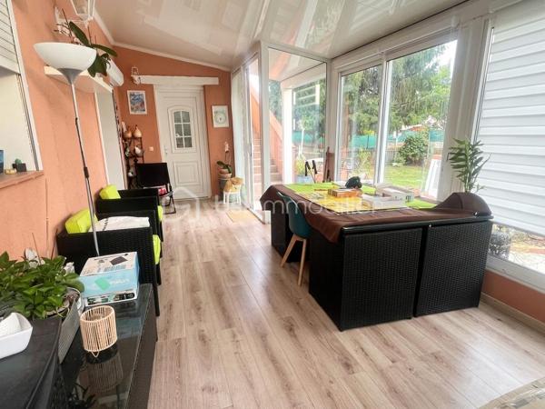 Une maison aux multiples possibilités, idéale pour une grande famille, un projet intergénérationnel ou un investissement locatif !
Découvrez cette maison individuelle d’environ 200 m² habitables, implantée sur un terrain de 760 m², au sein d’un lotissement sans charges composé d’une quarantaine de lots.
Son véritable atout : sa configuration modulable, qui permet d’imaginer plusieurs projets.

UNE GRANDE MAISON FAMILIALE
La maison peut parfaitement être pensée comme une habitation familiale, avec un espace de vie au rez-de-chaussée et un autre à l’étage.
L’ensemble de la maison est climatisé, pour un confort appréciable en toute saison.
Au rez-de-chaussée, vous découvrirez une véranda fermée et climatisée, donnant directement sur le jardin et offrant une agréable vue sur la piscine.
À l’intérieur, un vaste salon-séjour / salle à manger avec cheminée communique avec une grande cuisine ouverte en L, spacieuse, lumineuse et fonctionnelle.
Ce niveau dispose également d’une chambre avec dressing, d’une salle d’eau avec douche et WC ainsi que d’un WC indépendant.

À l’étage, trois grandes chambres sont actuellement aménagées, dont une belle pièce d’environ 30 m², pouvant être utilisée comme chambre, salle de jeux, salon ou espace de vie supplémentaire.
Vous trouverez également une salle de bains lumineuse avec baignoire, un WC séparé, un coin bureau, une pièce de rangement d’environ 4 m², de nombreux placards ainsi qu’une véranda fermée à l’étage.
Dans cette configuration, la maison peut offrir jusqu’à 4 chambres, avec deux espaces de vie distincts : un au rez-de-chaussée et un à l’étage.

OU DEUX APPARTEMENTS INDÉPENDANTS
La configuration de la maison permet également d’envisager deux logements séparés, pour un projet familial, intergénérationnel ou locatif.
Au rez-de-chaussée : un logement comprenant un salon, une cuisine, une chambre avec dressing, une salle d’eau et deux WC.
À l’étage : un second espace comprenant un salon, la possibilité de créer une cuisine, deux chambres, une salle de bains et un WC.

Une maison, deux possibilités : une grande habitation familiale ou deux logements indépendants.

UN EXTÉRIEUR PENSÉ POUR PROFITER
Le terrain de 760 m² accueille une grande piscine 4 x 8 m au chlore, ainsi qu’une véritable pièce de vie extérieure : une grande véranda ouverte côté terrasse, idéale pour les repas et moments de convivialité, avec son barbecue maçonné.

La propriété dispose également de trois grands abris de jardin cadastrés, d’un puits et d’un garage fermé.

LES +
Environ 200 m² habitables
Terrain de 760 m²
Lotissement sans charges, environ 40 lots
Maison entièrement climatisée
Près de 40 m² de vérandas intérieures
2 vérandas fermées à l'intérieur + 1 grande véranda ouverte à l'extérieur
Piscine 4 x 8 m
Jusqu’à 4 chambres en configuration familiale
Deux espaces de vie possibles
Possibilité d’envisager 2 logements indépendants
Pièce de 30 m² à l’étage
Grande terrasse avec barbecue maçonné
3 grands abris de jardin cadastrés
Puits
Garage fermé
Une maison rare par sa modularité, qui peut s’adapter à de nombreux projets : grande maison familiale, habitation intergénérationnelle ou deux logements indépendants.

À découvrir sans tarder !