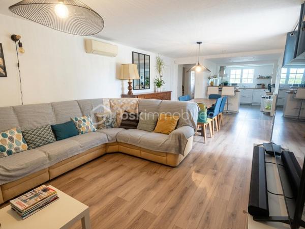 Une maison aux multiples possibilités, idéale pour une grande famille, un projet intergénérationnel ou un investissement locatif !
Découvrez cette maison individuelle d’environ 200 m² habitables, implantée sur un terrain de 760 m², au sein d’un lotissement sans charges composé d’une quarantaine de lots.
Son véritable atout : sa configuration modulable, qui permet d’imaginer plusieurs projets.

UNE GRANDE MAISON FAMILIALE
La maison peut parfaitement être pensée comme une habitation familiale, avec un espace de vie au rez-de-chaussée et un autre à l’étage.
L’ensemble de la maison est climatisé, pour un confort appréciable en toute saison.
Au rez-de-chaussée, vous découvrirez une véranda fermée et climatisée, donnant directement sur le jardin et offrant une agréable vue sur la piscine.
À l’intérieur, un vaste salon-séjour / salle à manger avec cheminée communique avec une grande cuisine ouverte en L, spacieuse, lumineuse et fonctionnelle.
Ce niveau dispose également d’une chambre avec dressing, d’une salle d’eau avec douche et WC ainsi que d’un WC indépendant.

À l’étage, trois grandes chambres sont actuellement aménagées, dont une belle pièce d’environ 30 m², pouvant être utilisée comme chambre, salle de jeux, salon ou espace de vie supplémentaire.
Vous trouverez également une salle de bains lumineuse avec baignoire, un WC séparé, un coin bureau, une pièce de rangement d’environ 4 m², de nombreux placards ainsi qu’une véranda fermée à l’étage.
Dans cette configuration, la maison peut offrir jusqu’à 4 chambres, avec deux espaces de vie distincts : un au rez-de-chaussée et un à l’étage.

OU DEUX APPARTEMENTS INDÉPENDANTS
La configuration de la maison permet également d’envisager deux logements séparés, pour un projet familial, intergénérationnel ou locatif.
Au rez-de-chaussée : un logement comprenant un salon, une cuisine, une chambre avec dressing, une salle d’eau et deux WC.
À l’étage : un second espace comprenant un salon, la possibilité de créer une cuisine, deux chambres, une salle de bains et un WC.

Une maison, deux possibilités : une grande habitation familiale ou deux logements indépendants.

UN EXTÉRIEUR PENSÉ POUR PROFITER
Le terrain de 760 m² accueille une grande piscine 4 x 8 m au chlore, ainsi qu’une véritable pièce de vie extérieure : une grande véranda ouverte côté terrasse, idéale pour les repas et moments de convivialité, avec son barbecue maçonné.

La propriété dispose également de trois grands abris de jardin cadastrés, d’un puits et d’un garage fermé.

LES +
Environ 200 m² habitables
Terrain de 760 m²
Lotissement sans charges, environ 40 lots
Maison entièrement climatisée
Près de 40 m² de vérandas intérieures
2 vérandas fermées à l'intérieur + 1 grande véranda ouverte à l'extérieur
Piscine 4 x 8 m
Jusqu’à 4 chambres en configuration familiale
Deux espaces de vie possibles
Possibilité d’envisager 2 logements indépendants
Pièce de 30 m² à l’étage
Grande terrasse avec barbecue maçonné
3 grands abris de jardin cadastrés
Puits
Garage fermé
Une maison rare par sa modularité, qui peut s’adapter à de nombreux projets : grande maison familiale, habitation intergénérationnelle ou deux logements indépendants.

À découvrir sans tarder !