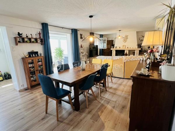 Une maison aux multiples possibilités, idéale pour une grande famille, un projet intergénérationnel ou un investissement locatif !
Découvrez cette maison individuelle d’environ 200 m² habitables, implantée sur un terrain de 760 m², au sein d’un lotissement sans charges composé d’une quarantaine de lots.
Son véritable atout : sa configuration modulable, qui permet d’imaginer plusieurs projets.

UNE GRANDE MAISON FAMILIALE
La maison peut parfaitement être pensée comme une habitation familiale, avec un espace de vie au rez-de-chaussée et un autre à l’étage.
L’ensemble de la maison est climatisé, pour un confort appréciable en toute saison.
Au rez-de-chaussée, vous découvrirez une véranda fermée et climatisée, donnant directement sur le jardin et offrant une agréable vue sur la piscine.
À l’intérieur, un vaste salon-séjour / salle à manger avec cheminée communique avec une grande cuisine ouverte en L, spacieuse, lumineuse et fonctionnelle.
Ce niveau dispose également d’une chambre avec dressing, d’une salle d’eau avec douche et WC ainsi que d’un WC indépendant.

À l’étage, trois grandes chambres sont actuellement aménagées, dont une belle pièce d’environ 30 m², pouvant être utilisée comme chambre, salle de jeux, salon ou espace de vie supplémentaire.
Vous trouverez également une salle de bains lumineuse avec baignoire, un WC séparé, un coin bureau, une pièce de rangement d’environ 4 m², de nombreux placards ainsi qu’une véranda fermée à l’étage.
Dans cette configuration, la maison peut offrir jusqu’à 4 chambres, avec deux espaces de vie distincts : un au rez-de-chaussée et un à l’étage.

OU DEUX APPARTEMENTS INDÉPENDANTS
La configuration de la maison permet également d’envisager deux logements séparés, pour un projet familial, intergénérationnel ou locatif.
Au rez-de-chaussée : un logement comprenant un salon, une cuisine, une chambre avec dressing, une salle d’eau et deux WC.
À l’étage : un second espace comprenant un salon, la possibilité de créer une cuisine, deux chambres, une salle de bains et un WC.

Une maison, deux possibilités : une grande habitation familiale ou deux logements indépendants.

UN EXTÉRIEUR PENSÉ POUR PROFITER
Le terrain de 760 m² accueille une grande piscine 4 x 8 m au chlore, ainsi qu’une véritable pièce de vie extérieure : une grande véranda ouverte côté terrasse, idéale pour les repas et moments de convivialité, avec son barbecue maçonné.

La propriété dispose également de trois grands abris de jardin cadastrés, d’un puits et d’un garage fermé.

LES +
Environ 200 m² habitables
Terrain de 760 m²
Lotissement sans charges, environ 40 lots
Maison entièrement climatisée
Près de 40 m² de vérandas intérieures
2 vérandas fermées à l'intérieur + 1 grande véranda ouverte à l'extérieur
Piscine 4 x 8 m
Jusqu’à 4 chambres en configuration familiale
Deux espaces de vie possibles
Possibilité d’envisager 2 logements indépendants
Pièce de 30 m² à l’étage
Grande terrasse avec barbecue maçonné
3 grands abris de jardin cadastrés
Puits
Garage fermé
Une maison rare par sa modularité, qui peut s’adapter à de nombreux projets : grande maison familiale, habitation intergénérationnelle ou deux logements indépendants.

À découvrir sans tarder !