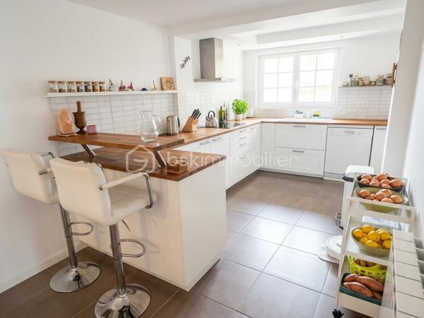 Une maison aux multiples possibilités, idéale pour une grande famille, un projet intergénérationnel ou un investissement locatif !
Découvrez cette maison individuelle d’environ 200 m² habitables, implantée sur un terrain de 760 m², au sein d’un lotissement sans charges composé d’une quarantaine de lots.
Son véritable atout : sa configuration modulable, qui permet d’imaginer plusieurs projets.

UNE GRANDE MAISON FAMILIALE
La maison peut parfaitement être pensée comme une habitation familiale, avec un espace de vie au rez-de-chaussée et un autre à l’étage.
L’ensemble de la maison est climatisé, pour un confort appréciable en toute saison.
Au rez-de-chaussée, vous découvrirez une véranda fermée et climatisée, donnant directement sur le jardin et offrant une agréable vue sur la piscine.
À l’intérieur, un vaste salon-séjour / salle à manger avec cheminée communique avec une grande cuisine ouverte en L, spacieuse, lumineuse et fonctionnelle.
Ce niveau dispose également d’une chambre avec dressing, d’une salle d’eau avec douche et WC ainsi que d’un WC indépendant.

À l’étage, trois grandes chambres sont actuellement aménagées, dont une belle pièce d’environ 30 m², pouvant être utilisée comme chambre, salle de jeux, salon ou espace de vie supplémentaire.
Vous trouverez également une salle de bains lumineuse avec baignoire, un WC séparé, un coin bureau, une pièce de rangement d’environ 4 m², de nombreux placards ainsi qu’une véranda fermée à l’étage.
Dans cette configuration, la maison peut offrir jusqu’à 4 chambres, avec deux espaces de vie distincts : un au rez-de-chaussée et un à l’étage.

OU DEUX APPARTEMENTS INDÉPENDANTS
La configuration de la maison permet également d’envisager deux logements séparés, pour un projet familial, intergénérationnel ou locatif.
Au rez-de-chaussée : un logement comprenant un salon, une cuisine, une chambre avec dressing, une salle d’eau et deux WC.
À l’étage : un second espace comprenant un salon, la possibilité de créer une cuisine, deux chambres, une salle de bains et un WC.

Une maison, deux possibilités : une grande habitation familiale ou deux logements indépendants.

UN EXTÉRIEUR PENSÉ POUR PROFITER
Le terrain de 760 m² accueille une grande piscine 4 x 8 m au chlore, ainsi qu’une véritable pièce de vie extérieure : une grande véranda ouverte côté terrasse, idéale pour les repas et moments de convivialité, avec son barbecue maçonné.

La propriété dispose également de trois grands abris de jardin cadastrés, d’un puits et d’un garage fermé.

LES +
Environ 200 m² habitables
Terrain de 760 m²
Lotissement sans charges, environ 40 lots
Maison entièrement climatisée
Près de 40 m² de vérandas intérieures
2 vérandas fermées à l'intérieur + 1 grande véranda ouverte à l'extérieur
Piscine 4 x 8 m
Jusqu’à 4 chambres en configuration familiale
Deux espaces de vie possibles
Possibilité d’envisager 2 logements indépendants
Pièce de 30 m² à l’étage
Grande terrasse avec barbecue maçonné
3 grands abris de jardin cadastrés
Puits
Garage fermé
Une maison rare par sa modularité, qui peut s’adapter à de nombreux projets : grande maison familiale, habitation intergénérationnelle ou deux logements indépendants.

À découvrir sans tarder !