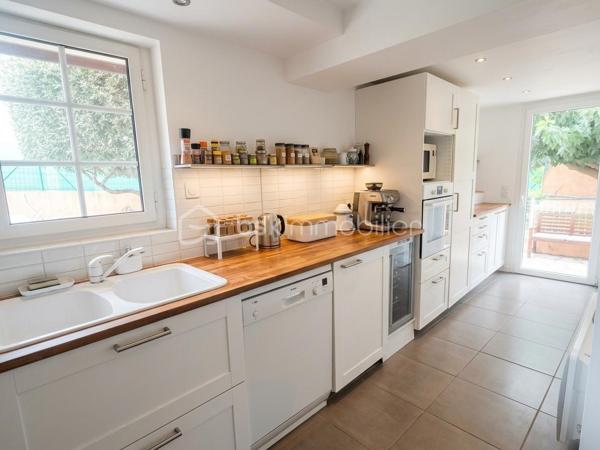 Une maison aux multiples possibilités, idéale pour une grande famille, un projet intergénérationnel ou un investissement locatif !
Découvrez cette maison individuelle d’environ 200 m² habitables, implantée sur un terrain de 760 m², au sein d’un lotissement sans charges composé d’une quarantaine de lots.
Son véritable atout : sa configuration modulable, qui permet d’imaginer plusieurs projets.

UNE GRANDE MAISON FAMILIALE
La maison peut parfaitement être pensée comme une habitation familiale, avec un espace de vie au rez-de-chaussée et un autre à l’étage.
L’ensemble de la maison est climatisé, pour un confort appréciable en toute saison.
Au rez-de-chaussée, vous découvrirez une véranda fermée et climatisée, donnant directement sur le jardin et offrant une agréable vue sur la piscine.
À l’intérieur, un vaste salon-séjour / salle à manger avec cheminée communique avec une grande cuisine ouverte en L, spacieuse, lumineuse et fonctionnelle.
Ce niveau dispose également d’une chambre avec dressing, d’une salle d’eau avec douche et WC ainsi que d’un WC indépendant.

À l’étage, trois grandes chambres sont actuellement aménagées, dont une belle pièce d’environ 30 m², pouvant être utilisée comme chambre, salle de jeux, salon ou espace de vie supplémentaire.
Vous trouverez également une salle de bains lumineuse avec baignoire, un WC séparé, un coin bureau, une pièce de rangement d’environ 4 m², de nombreux placards ainsi qu’une véranda fermée à l’étage.
Dans cette configuration, la maison peut offrir jusqu’à 4 chambres, avec deux espaces de vie distincts : un au rez-de-chaussée et un à l’étage.

OU DEUX APPARTEMENTS INDÉPENDANTS
La configuration de la maison permet également d’envisager deux logements séparés, pour un projet familial, intergénérationnel ou locatif.
Au rez-de-chaussée : un logement comprenant un salon, une cuisine, une chambre avec dressing, une salle d’eau et deux WC.
À l’étage : un second espace comprenant un salon, la possibilité de créer une cuisine, deux chambres, une salle de bains et un WC.

Une maison, deux possibilités : une grande habitation familiale ou deux logements indépendants.

UN EXTÉRIEUR PENSÉ POUR PROFITER
Le terrain de 760 m² accueille une grande piscine 4 x 8 m au chlore, ainsi qu’une véritable pièce de vie extérieure : une grande véranda ouverte côté terrasse, idéale pour les repas et moments de convivialité, avec son barbecue maçonné.

La propriété dispose également de trois grands abris de jardin cadastrés, d’un puits et d’un garage fermé.

LES +
Environ 200 m² habitables
Terrain de 760 m²
Lotissement sans charges, environ 40 lots
Maison entièrement climatisée
Près de 40 m² de vérandas intérieures
2 vérandas fermées à l'intérieur + 1 grande véranda ouverte à l'extérieur
Piscine 4 x 8 m
Jusqu’à 4 chambres en configuration familiale
Deux espaces de vie possibles
Possibilité d’envisager 2 logements indépendants
Pièce de 30 m² à l’étage
Grande terrasse avec barbecue maçonné
3 grands abris de jardin cadastrés
Puits
Garage fermé
Une maison rare par sa modularité, qui peut s’adapter à de nombreux projets : grande maison familiale, habitation intergénérationnelle ou deux logements indépendants.

À découvrir sans tarder !