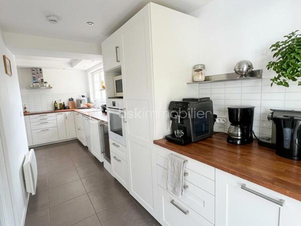 Une maison aux multiples possibilités, idéale pour une grande famille, un projet intergénérationnel ou un investissement locatif !
Découvrez cette maison individuelle d’environ 200 m² habitables, implantée sur un terrain de 760 m², au sein d’un lotissement sans charges composé d’une quarantaine de lots.
Son véritable atout : sa configuration modulable, qui permet d’imaginer plusieurs projets.

UNE GRANDE MAISON FAMILIALE
La maison peut parfaitement être pensée comme une habitation familiale, avec un espace de vie au rez-de-chaussée et un autre à l’étage.
L’ensemble de la maison est climatisé, pour un confort appréciable en toute saison.
Au rez-de-chaussée, vous découvrirez une véranda fermée et climatisée, donnant directement sur le jardin et offrant une agréable vue sur la piscine.
À l’intérieur, un vaste salon-séjour / salle à manger avec cheminée communique avec une grande cuisine ouverte en L, spacieuse, lumineuse et fonctionnelle.
Ce niveau dispose également d’une chambre avec dressing, d’une salle d’eau avec douche et WC ainsi que d’un WC indépendant.

À l’étage, trois grandes chambres sont actuellement aménagées, dont une belle pièce d’environ 30 m², pouvant être utilisée comme chambre, salle de jeux, salon ou espace de vie supplémentaire.
Vous trouverez également une salle de bains lumineuse avec baignoire, un WC séparé, un coin bureau, une pièce de rangement d’environ 4 m², de nombreux placards ainsi qu’une véranda fermée à l’étage.
Dans cette configuration, la maison peut offrir jusqu’à 4 chambres, avec deux espaces de vie distincts : un au rez-de-chaussée et un à l’étage.

OU DEUX APPARTEMENTS INDÉPENDANTS
La configuration de la maison permet également d’envisager deux logements séparés, pour un projet familial, intergénérationnel ou locatif.
Au rez-de-chaussée : un logement comprenant un salon, une cuisine, une chambre avec dressing, une salle d’eau et deux WC.
À l’étage : un second espace comprenant un salon, la possibilité de créer une cuisine, deux chambres, une salle de bains et un WC.

Une maison, deux possibilités : une grande habitation familiale ou deux logements indépendants.

UN EXTÉRIEUR PENSÉ POUR PROFITER
Le terrain de 760 m² accueille une grande piscine 4 x 8 m au chlore, ainsi qu’une véritable pièce de vie extérieure : une grande véranda ouverte côté terrasse, idéale pour les repas et moments de convivialité, avec son barbecue maçonné.

La propriété dispose également de trois grands abris de jardin cadastrés, d’un puits et d’un garage fermé.

LES +
Environ 200 m² habitables
Terrain de 760 m²
Lotissement sans charges, environ 40 lots
Maison entièrement climatisée
Près de 40 m² de vérandas intérieures
2 vérandas fermées à l'intérieur + 1 grande véranda ouverte à l'extérieur
Piscine 4 x 8 m
Jusqu’à 4 chambres en configuration familiale
Deux espaces de vie possibles
Possibilité d’envisager 2 logements indépendants
Pièce de 30 m² à l’étage
Grande terrasse avec barbecue maçonné
3 grands abris de jardin cadastrés
Puits
Garage fermé
Une maison rare par sa modularité, qui peut s’adapter à de nombreux projets : grande maison familiale, habitation intergénérationnelle ou deux logements indépendants.

À découvrir sans tarder !