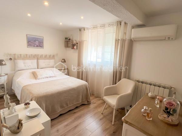 Une maison aux multiples possibilités, idéale pour une grande famille, un projet intergénérationnel ou un investissement locatif !
Découvrez cette maison individuelle d’environ 200 m² habitables, implantée sur un terrain de 760 m², au sein d’un lotissement sans charges composé d’une quarantaine de lots.
Son véritable atout : sa configuration modulable, qui permet d’imaginer plusieurs projets.

UNE GRANDE MAISON FAMILIALE
La maison peut parfaitement être pensée comme une habitation familiale, avec un espace de vie au rez-de-chaussée et un autre à l’étage.
L’ensemble de la maison est climatisé, pour un confort appréciable en toute saison.
Au rez-de-chaussée, vous découvrirez une véranda fermée et climatisée, donnant directement sur le jardin et offrant une agréable vue sur la piscine.
À l’intérieur, un vaste salon-séjour / salle à manger avec cheminée communique avec une grande cuisine ouverte en L, spacieuse, lumineuse et fonctionnelle.
Ce niveau dispose également d’une chambre avec dressing, d’une salle d’eau avec douche et WC ainsi que d’un WC indépendant.

À l’étage, trois grandes chambres sont actuellement aménagées, dont une belle pièce d’environ 30 m², pouvant être utilisée comme chambre, salle de jeux, salon ou espace de vie supplémentaire.
Vous trouverez également une salle de bains lumineuse avec baignoire, un WC séparé, un coin bureau, une pièce de rangement d’environ 4 m², de nombreux placards ainsi qu’une véranda fermée à l’étage.
Dans cette configuration, la maison peut offrir jusqu’à 4 chambres, avec deux espaces de vie distincts : un au rez-de-chaussée et un à l’étage.

OU DEUX APPARTEMENTS INDÉPENDANTS
La configuration de la maison permet également d’envisager deux logements séparés, pour un projet familial, intergénérationnel ou locatif.
Au rez-de-chaussée : un logement comprenant un salon, une cuisine, une chambre avec dressing, une salle d’eau et deux WC.
À l’étage : un second espace comprenant un salon, la possibilité de créer une cuisine, deux chambres, une salle de bains et un WC.

Une maison, deux possibilités : une grande habitation familiale ou deux logements indépendants.

UN EXTÉRIEUR PENSÉ POUR PROFITER
Le terrain de 760 m² accueille une grande piscine 4 x 8 m au chlore, ainsi qu’une véritable pièce de vie extérieure : une grande véranda ouverte côté terrasse, idéale pour les repas et moments de convivialité, avec son barbecue maçonné.

La propriété dispose également de trois grands abris de jardin cadastrés, d’un puits et d’un garage fermé.

LES +
Environ 200 m² habitables
Terrain de 760 m²
Lotissement sans charges, environ 40 lots
Maison entièrement climatisée
Près de 40 m² de vérandas intérieures
2 vérandas fermées à l'intérieur + 1 grande véranda ouverte à l'extérieur
Piscine 4 x 8 m
Jusqu’à 4 chambres en configuration familiale
Deux espaces de vie possibles
Possibilité d’envisager 2 logements indépendants
Pièce de 30 m² à l’étage
Grande terrasse avec barbecue maçonné
3 grands abris de jardin cadastrés
Puits
Garage fermé
Une maison rare par sa modularité, qui peut s’adapter à de nombreux projets : grande maison familiale, habitation intergénérationnelle ou deux logements indépendants.

À découvrir sans tarder !