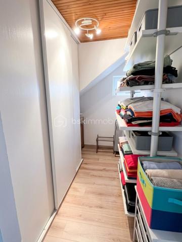 Une maison aux multiples possibilités, idéale pour une grande famille, un projet intergénérationnel ou un investissement locatif !
Découvrez cette maison individuelle d’environ 200 m² habitables, implantée sur un terrain de 760 m², au sein d’un lotissement sans charges composé d’une quarantaine de lots.
Son véritable atout : sa configuration modulable, qui permet d’imaginer plusieurs projets.

UNE GRANDE MAISON FAMILIALE
La maison peut parfaitement être pensée comme une habitation familiale, avec un espace de vie au rez-de-chaussée et un autre à l’étage.
L’ensemble de la maison est climatisé, pour un confort appréciable en toute saison.
Au rez-de-chaussée, vous découvrirez une véranda fermée et climatisée, donnant directement sur le jardin et offrant une agréable vue sur la piscine.
À l’intérieur, un vaste salon-séjour / salle à manger avec cheminée communique avec une grande cuisine ouverte en L, spacieuse, lumineuse et fonctionnelle.
Ce niveau dispose également d’une chambre avec dressing, d’une salle d’eau avec douche et WC ainsi que d’un WC indépendant.

À l’étage, trois grandes chambres sont actuellement aménagées, dont une belle pièce d’environ 30 m², pouvant être utilisée comme chambre, salle de jeux, salon ou espace de vie supplémentaire.
Vous trouverez également une salle de bains lumineuse avec baignoire, un WC séparé, un coin bureau, une pièce de rangement d’environ 4 m², de nombreux placards ainsi qu’une véranda fermée à l’étage.
Dans cette configuration, la maison peut offrir jusqu’à 4 chambres, avec deux espaces de vie distincts : un au rez-de-chaussée et un à l’étage.

OU DEUX APPARTEMENTS INDÉPENDANTS
La configuration de la maison permet également d’envisager deux logements séparés, pour un projet familial, intergénérationnel ou locatif.
Au rez-de-chaussée : un logement comprenant un salon, une cuisine, une chambre avec dressing, une salle d’eau et deux WC.
À l’étage : un second espace comprenant un salon, la possibilité de créer une cuisine, deux chambres, une salle de bains et un WC.

Une maison, deux possibilités : une grande habitation familiale ou deux logements indépendants.

UN EXTÉRIEUR PENSÉ POUR PROFITER
Le terrain de 760 m² accueille une grande piscine 4 x 8 m au chlore, ainsi qu’une véritable pièce de vie extérieure : une grande véranda ouverte côté terrasse, idéale pour les repas et moments de convivialité, avec son barbecue maçonné.

La propriété dispose également de trois grands abris de jardin cadastrés, d’un puits et d’un garage fermé.

LES +
Environ 200 m² habitables
Terrain de 760 m²
Lotissement sans charges, environ 40 lots
Maison entièrement climatisée
Près de 40 m² de vérandas intérieures
2 vérandas fermées à l'intérieur + 1 grande véranda ouverte à l'extérieur
Piscine 4 x 8 m
Jusqu’à 4 chambres en configuration familiale
Deux espaces de vie possibles
Possibilité d’envisager 2 logements indépendants
Pièce de 30 m² à l’étage
Grande terrasse avec barbecue maçonné
3 grands abris de jardin cadastrés
Puits
Garage fermé
Une maison rare par sa modularité, qui peut s’adapter à de nombreux projets : grande maison familiale, habitation intergénérationnelle ou deux logements indépendants.

À découvrir sans tarder !