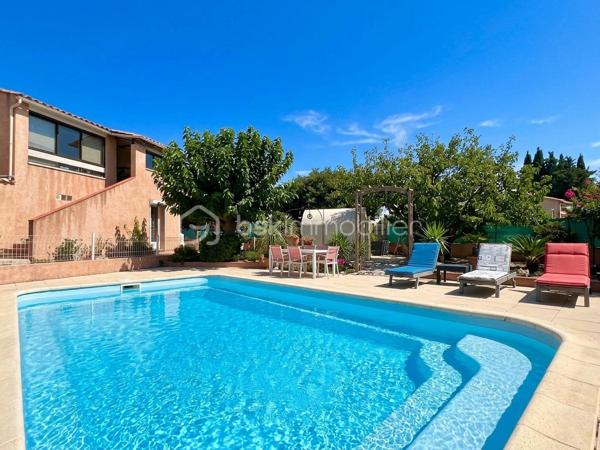 Une maison aux multiples possibilités, idéale pour une grande famille, un projet intergénérationnel ou un investissement locatif !
Découvrez cette maison individuelle d’environ 200 m² habitables, implantée sur un terrain de 760 m², au sein d’un lotissement sans charges composé d’une quarantaine de lots.
Son véritable atout : sa configuration modulable, qui permet d’imaginer plusieurs projets.

UNE GRANDE MAISON FAMILIALE
La maison peut parfaitement être pensée comme une habitation familiale, avec un espace de vie au rez-de-chaussée et un autre à l’étage.
L’ensemble de la maison est climatisé, pour un confort appréciable en toute saison.
Au rez-de-chaussée, vous découvrirez une véranda fermée et climatisée, donnant directement sur le jardin et offrant une agréable vue sur la piscine.
À l’intérieur, un vaste salon-séjour / salle à manger avec cheminée communique avec une grande cuisine ouverte en L, spacieuse, lumineuse et fonctionnelle.
Ce niveau dispose également d’une chambre avec dressing, d’une salle d’eau avec douche et WC ainsi que d’un WC indépendant.

À l’étage, trois grandes chambres sont actuellement aménagées, dont une belle pièce d’environ 30 m², pouvant être utilisée comme chambre, salle de jeux, salon ou espace de vie supplémentaire.
Vous trouverez également une salle de bains lumineuse avec baignoire, un WC séparé, un coin bureau, une pièce de rangement d’environ 4 m², de nombreux placards ainsi qu’une véranda fermée à l’étage.
Dans cette configuration, la maison peut offrir jusqu’à 4 chambres, avec deux espaces de vie distincts : un au rez-de-chaussée et un à l’étage.

OU DEUX APPARTEMENTS INDÉPENDANTS
La configuration de la maison permet également d’envisager deux logements séparés, pour un projet familial, intergénérationnel ou locatif.
Au rez-de-chaussée : un logement comprenant un salon, une cuisine, une chambre avec dressing, une salle d’eau et deux WC.
À l’étage : un second espace comprenant un salon, la possibilité de créer une cuisine, deux chambres, une salle de bains et un WC.

Une maison, deux possibilités : une grande habitation familiale ou deux logements indépendants.

UN EXTÉRIEUR PENSÉ POUR PROFITER
Le terrain de 760 m² accueille une grande piscine 4 x 8 m au chlore, ainsi qu’une véritable pièce de vie extérieure : une grande véranda ouverte côté terrasse, idéale pour les repas et moments de convivialité, avec son barbecue maçonné.

La propriété dispose également de trois grands abris de jardin cadastrés, d’un puits et d’un garage fermé.

LES +
Environ 200 m² habitables
Terrain de 760 m²
Lotissement sans charges, environ 40 lots
Maison entièrement climatisée
Près de 40 m² de vérandas intérieures
2 vérandas fermées à l'intérieur + 1 grande véranda ouverte à l'extérieur
Piscine 4 x 8 m
Jusqu’à 4 chambres en configuration familiale
Deux espaces de vie possibles
Possibilité d’envisager 2 logements indépendants
Pièce de 30 m² à l’étage
Grande terrasse avec barbecue maçonné
3 grands abris de jardin cadastrés
Puits
Garage fermé
Une maison rare par sa modularité, qui peut s’adapter à de nombreux projets : grande maison familiale, habitation intergénérationnelle ou deux logements indépendants.

À découvrir sans tarder !