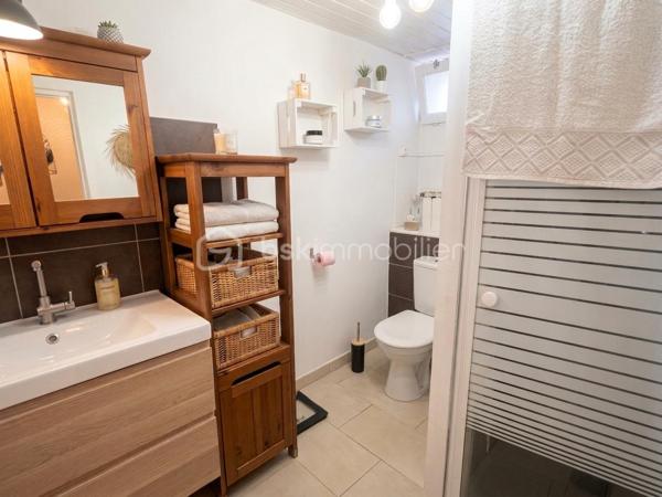 Une maison aux multiples possibilités, idéale pour une grande famille, un projet intergénérationnel ou un investissement locatif !
Découvrez cette maison individuelle d’environ 200 m² habitables, implantée sur un terrain de 760 m², au sein d’un lotissement sans charges composé d’une quarantaine de lots.
Son véritable atout : sa configuration modulable, qui permet d’imaginer plusieurs projets.

UNE GRANDE MAISON FAMILIALE
La maison peut parfaitement être pensée comme une habitation familiale, avec un espace de vie au rez-de-chaussée et un autre à l’étage.
L’ensemble de la maison est climatisé, pour un confort appréciable en toute saison.
Au rez-de-chaussée, vous découvrirez une véranda fermée et climatisée, donnant directement sur le jardin et offrant une agréable vue sur la piscine.
À l’intérieur, un vaste salon-séjour / salle à manger avec cheminée communique avec une grande cuisine ouverte en L, spacieuse, lumineuse et fonctionnelle.
Ce niveau dispose également d’une chambre avec dressing, d’une salle d’eau avec douche et WC ainsi que d’un WC indépendant.

À l’étage, trois grandes chambres sont actuellement aménagées, dont une belle pièce d’environ 30 m², pouvant être utilisée comme chambre, salle de jeux, salon ou espace de vie supplémentaire.
Vous trouverez également une salle de bains lumineuse avec baignoire, un WC séparé, un coin bureau, une pièce de rangement d’environ 4 m², de nombreux placards ainsi qu’une véranda fermée à l’étage.
Dans cette configuration, la maison peut offrir jusqu’à 4 chambres, avec deux espaces de vie distincts : un au rez-de-chaussée et un à l’étage.

OU DEUX APPARTEMENTS INDÉPENDANTS
La configuration de la maison permet également d’envisager deux logements séparés, pour un projet familial, intergénérationnel ou locatif.
Au rez-de-chaussée : un logement comprenant un salon, une cuisine, une chambre avec dressing, une salle d’eau et deux WC.
À l’étage : un second espace comprenant un salon, la possibilité de créer une cuisine, deux chambres, une salle de bains et un WC.

Une maison, deux possibilités : une grande habitation familiale ou deux logements indépendants.

UN EXTÉRIEUR PENSÉ POUR PROFITER
Le terrain de 760 m² accueille une grande piscine 4 x 8 m au chlore, ainsi qu’une véritable pièce de vie extérieure : une grande véranda ouverte côté terrasse, idéale pour les repas et moments de convivialité, avec son barbecue maçonné.

La propriété dispose également de trois grands abris de jardin cadastrés, d’un puits et d’un garage fermé.

LES +
Environ 200 m² habitables
Terrain de 760 m²
Lotissement sans charges, environ 40 lots
Maison entièrement climatisée
Près de 40 m² de vérandas intérieures
2 vérandas fermées à l'intérieur + 1 grande véranda ouverte à l'extérieur
Piscine 4 x 8 m
Jusqu’à 4 chambres en configuration familiale
Deux espaces de vie possibles
Possibilité d’envisager 2 logements indépendants
Pièce de 30 m² à l’étage
Grande terrasse avec barbecue maçonné
3 grands abris de jardin cadastrés
Puits
Garage fermé
Une maison rare par sa modularité, qui peut s’adapter à de nombreux projets : grande maison familiale, habitation intergénérationnelle ou deux logements indépendants.

À découvrir sans tarder !