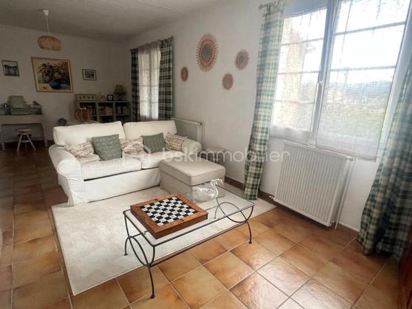 Une maison aux multiples possibilités, idéale pour une grande famille, un projet intergénérationnel ou un investissement locatif !
Découvrez cette maison individuelle d’environ 200 m² habitables, implantée sur un terrain de 760 m², au sein d’un lotissement sans charges composé d’une quarantaine de lots.
Son véritable atout : sa configuration modulable, qui permet d’imaginer plusieurs projets.

UNE GRANDE MAISON FAMILIALE
La maison peut parfaitement être pensée comme une habitation familiale, avec un espace de vie au rez-de-chaussée et un autre à l’étage.
L’ensemble de la maison est climatisé, pour un confort appréciable en toute saison.
Au rez-de-chaussée, vous découvrirez une véranda fermée et climatisée, donnant directement sur le jardin et offrant une agréable vue sur la piscine.
À l’intérieur, un vaste salon-séjour / salle à manger avec cheminée communique avec une grande cuisine ouverte en L, spacieuse, lumineuse et fonctionnelle.
Ce niveau dispose également d’une chambre avec dressing, d’une salle d’eau avec douche et WC ainsi que d’un WC indépendant.

À l’étage, trois grandes chambres sont actuellement aménagées, dont une belle pièce d’environ 30 m², pouvant être utilisée comme chambre, salle de jeux, salon ou espace de vie supplémentaire.
Vous trouverez également une salle de bains lumineuse avec baignoire, un WC séparé, un coin bureau, une pièce de rangement d’environ 4 m², de nombreux placards ainsi qu’une véranda fermée à l’étage.
Dans cette configuration, la maison peut offrir jusqu’à 4 chambres, avec deux espaces de vie distincts : un au rez-de-chaussée et un à l’étage.

OU DEUX APPARTEMENTS INDÉPENDANTS
La configuration de la maison permet également d’envisager deux logements séparés, pour un projet familial, intergénérationnel ou locatif.
Au rez-de-chaussée : un logement comprenant un salon, une cuisine, une chambre avec dressing, une salle d’eau et deux WC.
À l’étage : un second espace comprenant un salon, la possibilité de créer une cuisine, deux chambres, une salle de bains et un WC.

Une maison, deux possibilités : une grande habitation familiale ou deux logements indépendants.

UN EXTÉRIEUR PENSÉ POUR PROFITER
Le terrain de 760 m² accueille une grande piscine 4 x 8 m au chlore, ainsi qu’une véritable pièce de vie extérieure : une grande véranda ouverte côté terrasse, idéale pour les repas et moments de convivialité, avec son barbecue maçonné.

La propriété dispose également de trois grands abris de jardin cadastrés, d’un puits et d’un garage fermé.

LES +
Environ 200 m² habitables
Terrain de 760 m²
Lotissement sans charges, environ 40 lots
Maison entièrement climatisée
Près de 40 m² de vérandas intérieures
2 vérandas fermées à l'intérieur + 1 grande véranda ouverte à l'extérieur
Piscine 4 x 8 m
Jusqu’à 4 chambres en configuration familiale
Deux espaces de vie possibles
Possibilité d’envisager 2 logements indépendants
Pièce de 30 m² à l’étage
Grande terrasse avec barbecue maçonné
3 grands abris de jardin cadastrés
Puits
Garage fermé
Une maison rare par sa modularité, qui peut s’adapter à de nombreux projets : grande maison familiale, habitation intergénérationnelle ou deux logements indépendants.

À découvrir sans tarder !