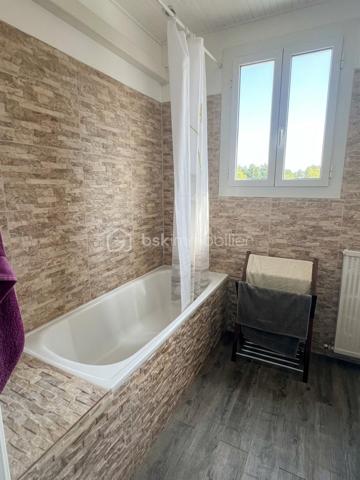 Une maison aux multiples possibilités, idéale pour une grande famille, un projet intergénérationnel ou un investissement locatif !
Découvrez cette maison individuelle d’environ 200 m² habitables, implantée sur un terrain de 760 m², au sein d’un lotissement sans charges composé d’une quarantaine de lots.
Son véritable atout : sa configuration modulable, qui permet d’imaginer plusieurs projets.

UNE GRANDE MAISON FAMILIALE
La maison peut parfaitement être pensée comme une habitation familiale, avec un espace de vie au rez-de-chaussée et un autre à l’étage.
L’ensemble de la maison est climatisé, pour un confort appréciable en toute saison.
Au rez-de-chaussée, vous découvrirez une véranda fermée et climatisée, donnant directement sur le jardin et offrant une agréable vue sur la piscine.
À l’intérieur, un vaste salon-séjour / salle à manger avec cheminée communique avec une grande cuisine ouverte en L, spacieuse, lumineuse et fonctionnelle.
Ce niveau dispose également d’une chambre avec dressing, d’une salle d’eau avec douche et WC ainsi que d’un WC indépendant.

À l’étage, trois grandes chambres sont actuellement aménagées, dont une belle pièce d’environ 30 m², pouvant être utilisée comme chambre, salle de jeux, salon ou espace de vie supplémentaire.
Vous trouverez également une salle de bains lumineuse avec baignoire, un WC séparé, un coin bureau, une pièce de rangement d’environ 4 m², de nombreux placards ainsi qu’une véranda fermée à l’étage.
Dans cette configuration, la maison peut offrir jusqu’à 4 chambres, avec deux espaces de vie distincts : un au rez-de-chaussée et un à l’étage.

OU DEUX APPARTEMENTS INDÉPENDANTS
La configuration de la maison permet également d’envisager deux logements séparés, pour un projet familial, intergénérationnel ou locatif.
Au rez-de-chaussée : un logement comprenant un salon, une cuisine, une chambre avec dressing, une salle d’eau et deux WC.
À l’étage : un second espace comprenant un salon, la possibilité de créer une cuisine, deux chambres, une salle de bains et un WC.

Une maison, deux possibilités : une grande habitation familiale ou deux logements indépendants.

UN EXTÉRIEUR PENSÉ POUR PROFITER
Le terrain de 760 m² accueille une grande piscine 4 x 8 m au chlore, ainsi qu’une véritable pièce de vie extérieure : une grande véranda ouverte côté terrasse, idéale pour les repas et moments de convivialité, avec son barbecue maçonné.

La propriété dispose également de trois grands abris de jardin cadastrés, d’un puits et d’un garage fermé.

LES +
Environ 200 m² habitables
Terrain de 760 m²
Lotissement sans charges, environ 40 lots
Maison entièrement climatisée
Près de 40 m² de vérandas intérieures
2 vérandas fermées à l'intérieur + 1 grande véranda ouverte à l'extérieur
Piscine 4 x 8 m
Jusqu’à 4 chambres en configuration familiale
Deux espaces de vie possibles
Possibilité d’envisager 2 logements indépendants
Pièce de 30 m² à l’étage
Grande terrasse avec barbecue maçonné
3 grands abris de jardin cadastrés
Puits
Garage fermé
Une maison rare par sa modularité, qui peut s’adapter à de nombreux projets : grande maison familiale, habitation intergénérationnelle ou deux logements indépendants.

À découvrir sans tarder !