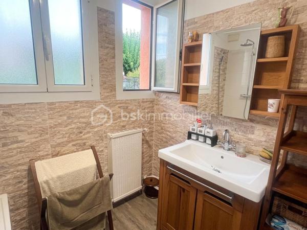 Une maison aux multiples possibilités, idéale pour une grande famille, un projet intergénérationnel ou un investissement locatif !
Découvrez cette maison individuelle d’environ 200 m² habitables, implantée sur un terrain de 760 m², au sein d’un lotissement sans charges composé d’une quarantaine de lots.
Son véritable atout : sa configuration modulable, qui permet d’imaginer plusieurs projets.

UNE GRANDE MAISON FAMILIALE
La maison peut parfaitement être pensée comme une habitation familiale, avec un espace de vie au rez-de-chaussée et un autre à l’étage.
L’ensemble de la maison est climatisé, pour un confort appréciable en toute saison.
Au rez-de-chaussée, vous découvrirez une véranda fermée et climatisée, donnant directement sur le jardin et offrant une agréable vue sur la piscine.
À l’intérieur, un vaste salon-séjour / salle à manger avec cheminée communique avec une grande cuisine ouverte en L, spacieuse, lumineuse et fonctionnelle.
Ce niveau dispose également d’une chambre avec dressing, d’une salle d’eau avec douche et WC ainsi que d’un WC indépendant.

À l’étage, trois grandes chambres sont actuellement aménagées, dont une belle pièce d’environ 30 m², pouvant être utilisée comme chambre, salle de jeux, salon ou espace de vie supplémentaire.
Vous trouverez également une salle de bains lumineuse avec baignoire, un WC séparé, un coin bureau, une pièce de rangement d’environ 4 m², de nombreux placards ainsi qu’une véranda fermée à l’étage.
Dans cette configuration, la maison peut offrir jusqu’à 4 chambres, avec deux espaces de vie distincts : un au rez-de-chaussée et un à l’étage.

OU DEUX APPARTEMENTS INDÉPENDANTS
La configuration de la maison permet également d’envisager deux logements séparés, pour un projet familial, intergénérationnel ou locatif.
Au rez-de-chaussée : un logement comprenant un salon, une cuisine, une chambre avec dressing, une salle d’eau et deux WC.
À l’étage : un second espace comprenant un salon, la possibilité de créer une cuisine, deux chambres, une salle de bains et un WC.

Une maison, deux possibilités : une grande habitation familiale ou deux logements indépendants.

UN EXTÉRIEUR PENSÉ POUR PROFITER
Le terrain de 760 m² accueille une grande piscine 4 x 8 m au chlore, ainsi qu’une véritable pièce de vie extérieure : une grande véranda ouverte côté terrasse, idéale pour les repas et moments de convivialité, avec son barbecue maçonné.

La propriété dispose également de trois grands abris de jardin cadastrés, d’un puits et d’un garage fermé.

LES +
Environ 200 m² habitables
Terrain de 760 m²
Lotissement sans charges, environ 40 lots
Maison entièrement climatisée
Près de 40 m² de vérandas intérieures
2 vérandas fermées à l'intérieur + 1 grande véranda ouverte à l'extérieur
Piscine 4 x 8 m
Jusqu’à 4 chambres en configuration familiale
Deux espaces de vie possibles
Possibilité d’envisager 2 logements indépendants
Pièce de 30 m² à l’étage
Grande terrasse avec barbecue maçonné
3 grands abris de jardin cadastrés
Puits
Garage fermé
Une maison rare par sa modularité, qui peut s’adapter à de nombreux projets : grande maison familiale, habitation intergénérationnelle ou deux logements indépendants.

À découvrir sans tarder !
