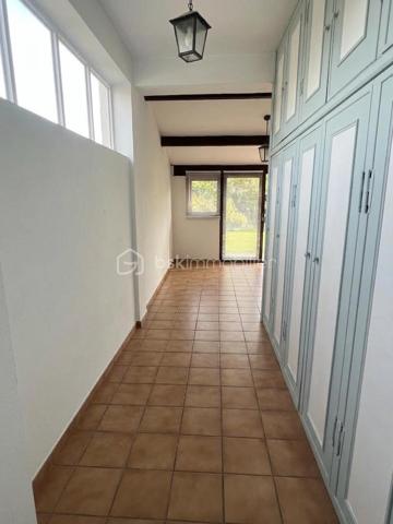 Une maison aux multiples possibilités, idéale pour une grande famille, un projet intergénérationnel ou un investissement locatif !
Découvrez cette maison individuelle d’environ 200 m² habitables, implantée sur un terrain de 760 m², au sein d’un lotissement sans charges composé d’une quarantaine de lots.
Son véritable atout : sa configuration modulable, qui permet d’imaginer plusieurs projets.

UNE GRANDE MAISON FAMILIALE
La maison peut parfaitement être pensée comme une habitation familiale, avec un espace de vie au rez-de-chaussée et un autre à l’étage.
L’ensemble de la maison est climatisé, pour un confort appréciable en toute saison.
Au rez-de-chaussée, vous découvrirez une véranda fermée et climatisée, donnant directement sur le jardin et offrant une agréable vue sur la piscine.
À l’intérieur, un vaste salon-séjour / salle à manger avec cheminée communique avec une grande cuisine ouverte en L, spacieuse, lumineuse et fonctionnelle.
Ce niveau dispose également d’une chambre avec dressing, d’une salle d’eau avec douche et WC ainsi que d’un WC indépendant.

À l’étage, trois grandes chambres sont actuellement aménagées, dont une belle pièce d’environ 30 m², pouvant être utilisée comme chambre, salle de jeux, salon ou espace de vie supplémentaire.
Vous trouverez également une salle de bains lumineuse avec baignoire, un WC séparé, un coin bureau, une pièce de rangement d’environ 4 m², de nombreux placards ainsi qu’une véranda fermée à l’étage.
Dans cette configuration, la maison peut offrir jusqu’à 4 chambres, avec deux espaces de vie distincts : un au rez-de-chaussée et un à l’étage.

OU DEUX APPARTEMENTS INDÉPENDANTS
La configuration de la maison permet également d’envisager deux logements séparés, pour un projet familial, intergénérationnel ou locatif.
Au rez-de-chaussée : un logement comprenant un salon, une cuisine, une chambre avec dressing, une salle d’eau et deux WC.
À l’étage : un second espace comprenant un salon, la possibilité de créer une cuisine, deux chambres, une salle de bains et un WC.

Une maison, deux possibilités : une grande habitation familiale ou deux logements indépendants.

UN EXTÉRIEUR PENSÉ POUR PROFITER
Le terrain de 760 m² accueille une grande piscine 4 x 8 m au chlore, ainsi qu’une véritable pièce de vie extérieure : une grande véranda ouverte côté terrasse, idéale pour les repas et moments de convivialité, avec son barbecue maçonné.

La propriété dispose également de trois grands abris de jardin cadastrés, d’un puits et d’un garage fermé.

LES +
Environ 200 m² habitables
Terrain de 760 m²
Lotissement sans charges, environ 40 lots
Maison entièrement climatisée
Près de 40 m² de vérandas intérieures
2 vérandas fermées à l'intérieur + 1 grande véranda ouverte à l'extérieur
Piscine 4 x 8 m
Jusqu’à 4 chambres en configuration familiale
Deux espaces de vie possibles
Possibilité d’envisager 2 logements indépendants
Pièce de 30 m² à l’étage
Grande terrasse avec barbecue maçonné
3 grands abris de jardin cadastrés
Puits
Garage fermé
Une maison rare par sa modularité, qui peut s’adapter à de nombreux projets : grande maison familiale, habitation intergénérationnelle ou deux logements indépendants.

À découvrir sans tarder !