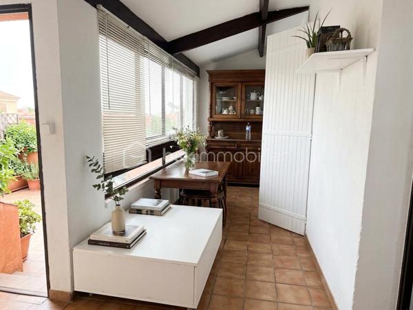 Une maison aux multiples possibilités, idéale pour une grande famille, un projet intergénérationnel ou un investissement locatif !
Découvrez cette maison individuelle d’environ 200 m² habitables, implantée sur un terrain de 760 m², au sein d’un lotissement sans charges composé d’une quarantaine de lots.
Son véritable atout : sa configuration modulable, qui permet d’imaginer plusieurs projets.

UNE GRANDE MAISON FAMILIALE
La maison peut parfaitement être pensée comme une habitation familiale, avec un espace de vie au rez-de-chaussée et un autre à l’étage.
L’ensemble de la maison est climatisé, pour un confort appréciable en toute saison.
Au rez-de-chaussée, vous découvrirez une véranda fermée et climatisée, donnant directement sur le jardin et offrant une agréable vue sur la piscine.
À l’intérieur, un vaste salon-séjour / salle à manger avec cheminée communique avec une grande cuisine ouverte en L, spacieuse, lumineuse et fonctionnelle.
Ce niveau dispose également d’une chambre avec dressing, d’une salle d’eau avec douche et WC ainsi que d’un WC indépendant.

À l’étage, trois grandes chambres sont actuellement aménagées, dont une belle pièce d’environ 30 m², pouvant être utilisée comme chambre, salle de jeux, salon ou espace de vie supplémentaire.
Vous trouverez également une salle de bains lumineuse avec baignoire, un WC séparé, un coin bureau, une pièce de rangement d’environ 4 m², de nombreux placards ainsi qu’une véranda fermée à l’étage.
Dans cette configuration, la maison peut offrir jusqu’à 4 chambres, avec deux espaces de vie distincts : un au rez-de-chaussée et un à l’étage.

OU DEUX APPARTEMENTS INDÉPENDANTS
La configuration de la maison permet également d’envisager deux logements séparés, pour un projet familial, intergénérationnel ou locatif.
Au rez-de-chaussée : un logement comprenant un salon, une cuisine, une chambre avec dressing, une salle d’eau et deux WC.
À l’étage : un second espace comprenant un salon, la possibilité de créer une cuisine, deux chambres, une salle de bains et un WC.

Une maison, deux possibilités : une grande habitation familiale ou deux logements indépendants.

UN EXTÉRIEUR PENSÉ POUR PROFITER
Le terrain de 760 m² accueille une grande piscine 4 x 8 m au chlore, ainsi qu’une véritable pièce de vie extérieure : une grande véranda ouverte côté terrasse, idéale pour les repas et moments de convivialité, avec son barbecue maçonné.

La propriété dispose également de trois grands abris de jardin cadastrés, d’un puits et d’un garage fermé.

LES +
Environ 200 m² habitables
Terrain de 760 m²
Lotissement sans charges, environ 40 lots
Maison entièrement climatisée
Près de 40 m² de vérandas intérieures
2 vérandas fermées à l'intérieur + 1 grande véranda ouverte à l'extérieur
Piscine 4 x 8 m
Jusqu’à 4 chambres en configuration familiale
Deux espaces de vie possibles
Possibilité d’envisager 2 logements indépendants
Pièce de 30 m² à l’étage
Grande terrasse avec barbecue maçonné
3 grands abris de jardin cadastrés
Puits
Garage fermé
Une maison rare par sa modularité, qui peut s’adapter à de nombreux projets : grande maison familiale, habitation intergénérationnelle ou deux logements indépendants.

À découvrir sans tarder !