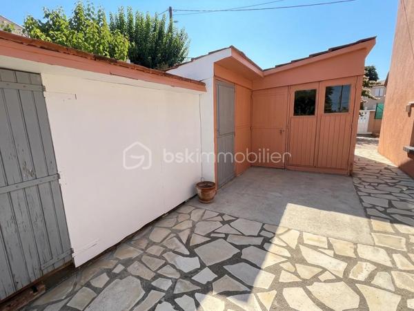 Une maison aux multiples possibilités, idéale pour une grande famille, un projet intergénérationnel ou un investissement locatif !
Découvrez cette maison individuelle d’environ 200 m² habitables, implantée sur un terrain de 760 m², au sein d’un lotissement sans charges composé d’une quarantaine de lots.
Son véritable atout : sa configuration modulable, qui permet d’imaginer plusieurs projets.

UNE GRANDE MAISON FAMILIALE
La maison peut parfaitement être pensée comme une habitation familiale, avec un espace de vie au rez-de-chaussée et un autre à l’étage.
L’ensemble de la maison est climatisé, pour un confort appréciable en toute saison.
Au rez-de-chaussée, vous découvrirez une véranda fermée et climatisée, donnant directement sur le jardin et offrant une agréable vue sur la piscine.
À l’intérieur, un vaste salon-séjour / salle à manger avec cheminée communique avec une grande cuisine ouverte en L, spacieuse, lumineuse et fonctionnelle.
Ce niveau dispose également d’une chambre avec dressing, d’une salle d’eau avec douche et WC ainsi que d’un WC indépendant.

À l’étage, trois grandes chambres sont actuellement aménagées, dont une belle pièce d’environ 30 m², pouvant être utilisée comme chambre, salle de jeux, salon ou espace de vie supplémentaire.
Vous trouverez également une salle de bains lumineuse avec baignoire, un WC séparé, un coin bureau, une pièce de rangement d’environ 4 m², de nombreux placards ainsi qu’une véranda fermée à l’étage.
Dans cette configuration, la maison peut offrir jusqu’à 4 chambres, avec deux espaces de vie distincts : un au rez-de-chaussée et un à l’étage.

OU DEUX APPARTEMENTS INDÉPENDANTS
La configuration de la maison permet également d’envisager deux logements séparés, pour un projet familial, intergénérationnel ou locatif.
Au rez-de-chaussée : un logement comprenant un salon, une cuisine, une chambre avec dressing, une salle d’eau et deux WC.
À l’étage : un second espace comprenant un salon, la possibilité de créer une cuisine, deux chambres, une salle de bains et un WC.

Une maison, deux possibilités : une grande habitation familiale ou deux logements indépendants.

UN EXTÉRIEUR PENSÉ POUR PROFITER
Le terrain de 760 m² accueille une grande piscine 4 x 8 m au chlore, ainsi qu’une véritable pièce de vie extérieure : une grande véranda ouverte côté terrasse, idéale pour les repas et moments de convivialité, avec son barbecue maçonné.

La propriété dispose également de trois grands abris de jardin cadastrés, d’un puits et d’un garage fermé.

LES +
Environ 200 m² habitables
Terrain de 760 m²
Lotissement sans charges, environ 40 lots
Maison entièrement climatisée
Près de 40 m² de vérandas intérieures
2 vérandas fermées à l'intérieur + 1 grande véranda ouverte à l'extérieur
Piscine 4 x 8 m
Jusqu’à 4 chambres en configuration familiale
Deux espaces de vie possibles
Possibilité d’envisager 2 logements indépendants
Pièce de 30 m² à l’étage
Grande terrasse avec barbecue maçonné
3 grands abris de jardin cadastrés
Puits
Garage fermé
Une maison rare par sa modularité, qui peut s’adapter à de nombreux projets : grande maison familiale, habitation intergénérationnelle ou deux logements indépendants.

À découvrir sans tarder !
