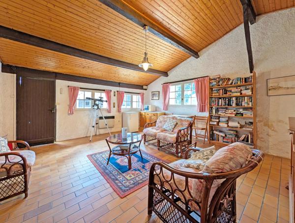 Maison en pierre de caractère avec deux chambres, piscine et maison d'amis