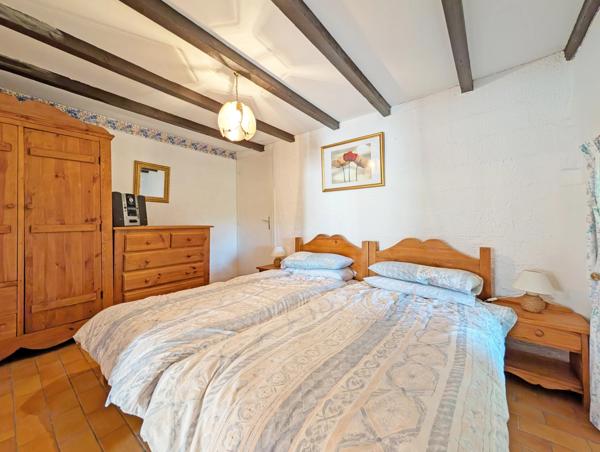 Maison en pierre de caractère avec deux chambres, piscine et maison d'amis