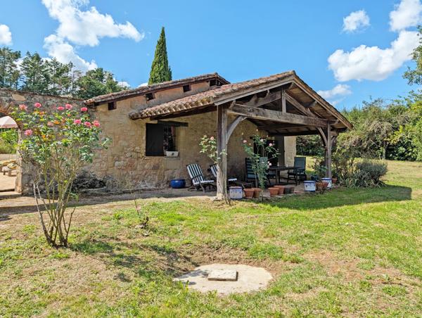 Maison en pierre de caractère avec deux chambres, piscine et maison d'amis