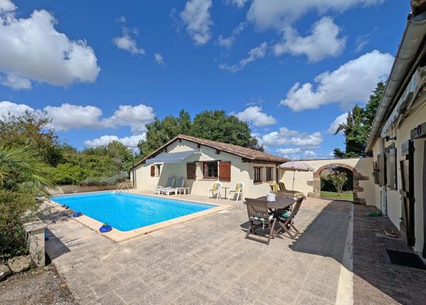Maison en pierre de caractère avec deux chambres, piscine et maison d'amis