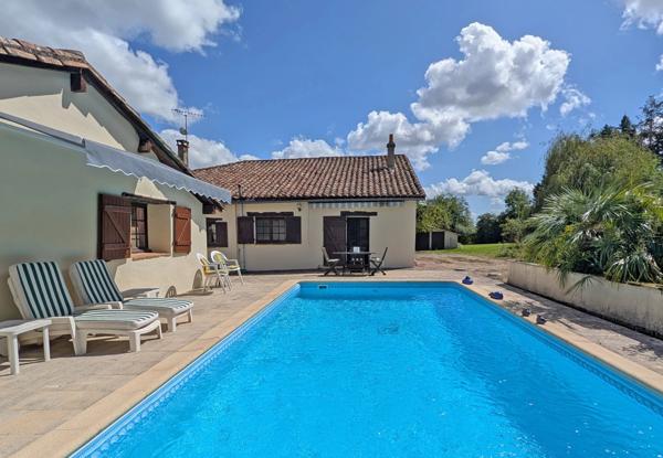 Maison en pierre de caractère avec deux chambres, piscine et maison d'amis